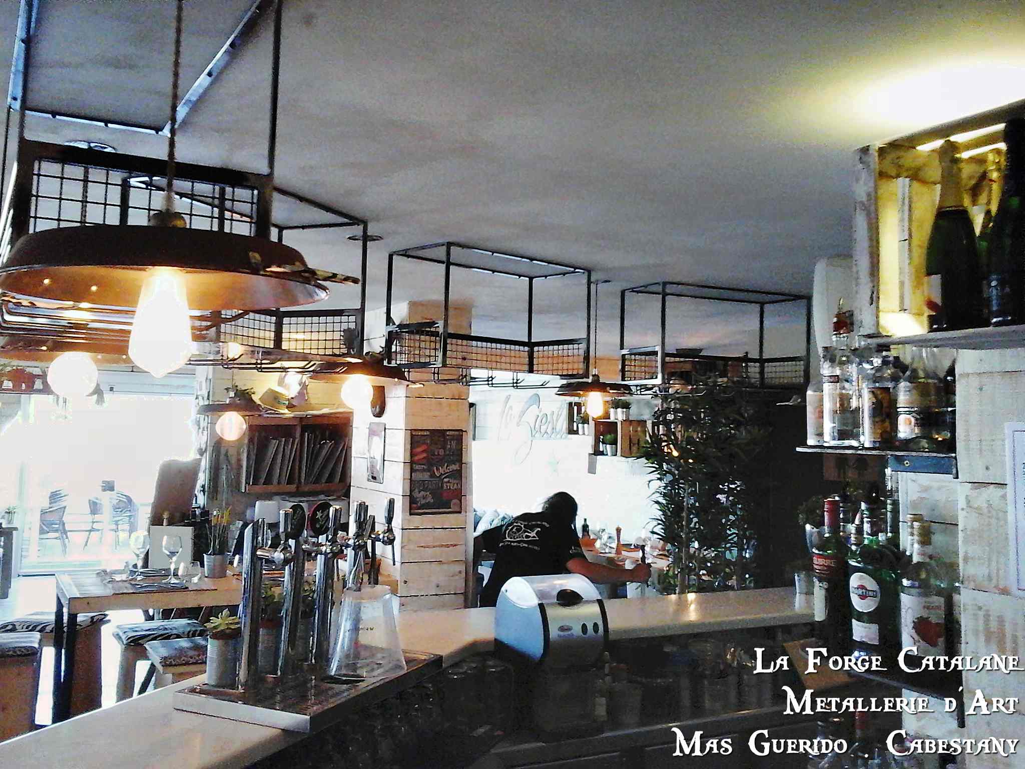 Range bouteille bar la siesta industriel forge catalane 4.jpg